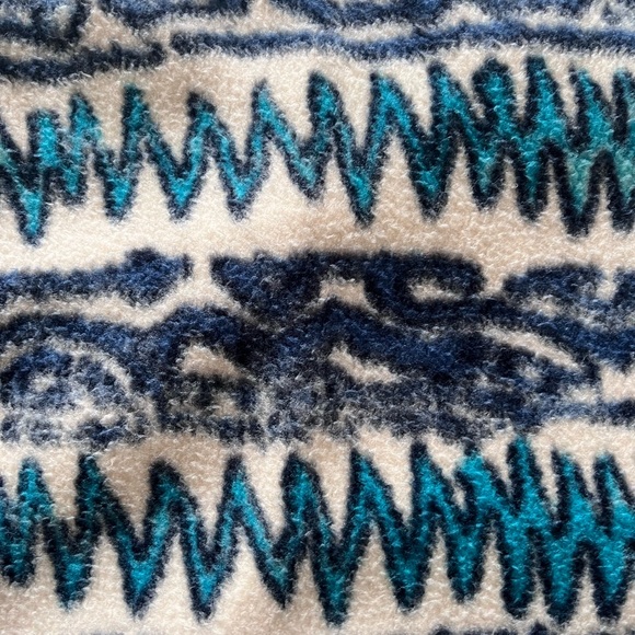 An awesome beautiful mountain print heavy weight pullover from Billabong. - Picture 3 of 7